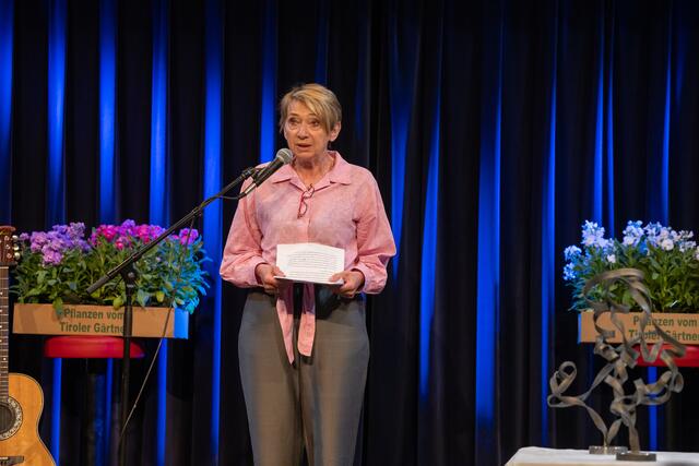 IRENE TURIN hält die persönliche Laudatio auf den posthumen Preisträger FLORIAN ADAMSKI † | Foto: Flo Stecher/Illusionsbanderolen