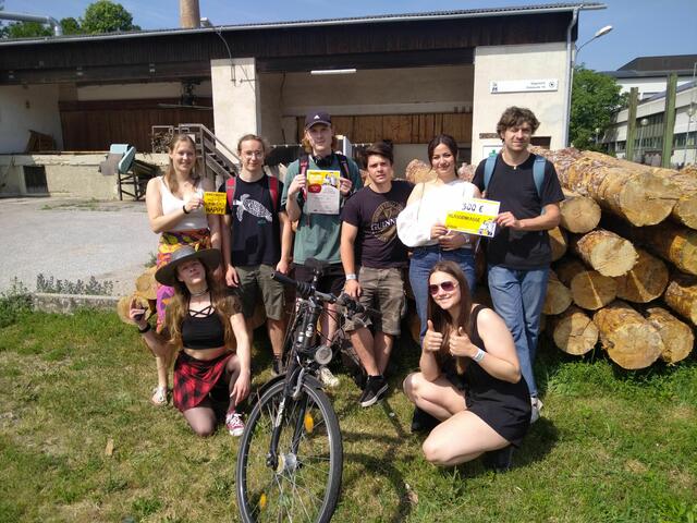 Die 4CKIH der HTL Mödling, Abteilung Holztechnik, gewann 300 Euro für die Klassenkasse. Am Foto: BikeRider der 4CKIH. Hintere Reihe v.l.n.r.: Miriam Brait, Lukas Schneller, Constantin Bisteghi, Tobias Prosl, Seyda Palta, Aaron Gitzl; vorne v.l.: Laura Lazar, Viktoria Walzer.  | Foto: F. Linkeseder, HTL Mödling