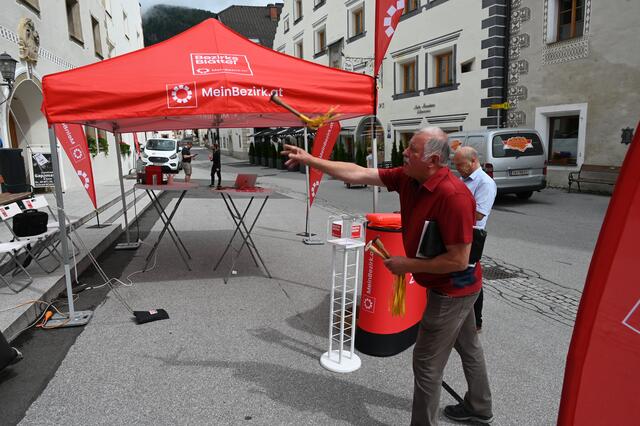 Sepp Gruber beim Werfen der Pfeile. | Foto: Peter Bolha