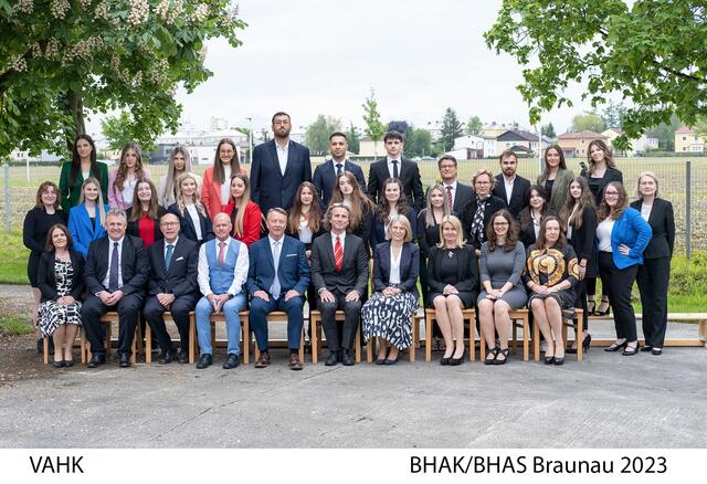 1. Reihe sitzend v.l.n.r.:
Doris Kappel, Jürgen Übelsbacher, Reinhard Birkenmeyer, Bernd Jakob, Thomas Silberhumer, Hubert Rieder, Andrea Kreil, Sylvia Übelsbacher, Stefanie Pickhardt, Lydia Kehl-Weilguny
 
1. Reihe stehend v.l.n.r.:
Julia Fischer, Jasmina Fazlic, Leonie Aigner, Selina Ofner, Viktoria Schwandtner, Julia Schnitzenbaumer, Alisa Alija, Eva Dobetsberger, Sarah Großfurtner, Renate Ott, Irma Begic, Jessica Michelak, Sandra Bachleitner, Katharina Weinberger
 
2. Reihe stehend v.l.n.r.:
Sejla Delic, Jana Eichinger, Alena Delic, Simone Hitzginger, Basem Eissa, Mohammad Reza Bakhtari, Wishan Elmursajev, Wolfgang Hauch, Dennis Stanojevic, Mihaela Petrovic, Jasmina Schneider
 
nicht auf dem Foto:
Sandra Pilovic | Foto: HAK/HAS Braunau