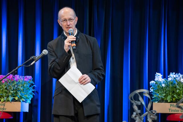 THOMAS LARCHER als beeindruckender Laudator für den verhinderten KABARETTISTEN und PIANISTEN THEO PEER. 
THOMAS hat auch seine Banderole 2022 abgeholt. | Foto: Flo Stecher/Banderolenfest