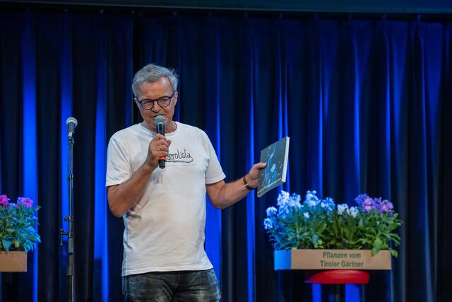 WALTL stellt das BANDEROLENBUCH vor ... | Foto: Flo Stecher/Banderolenfest