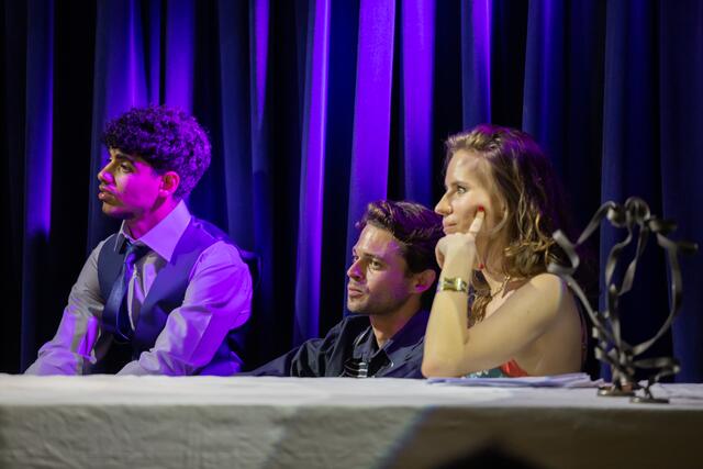 Angespannt. MODERATORENTEAM mit ASSISTENZ  | Foto: Flo Stecher/Banderolenfest