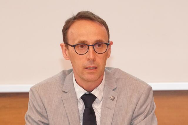 Bgm. Günter Salchner erklärt, um was es bei all den Maßnahmen geht. | Foto: Reichel