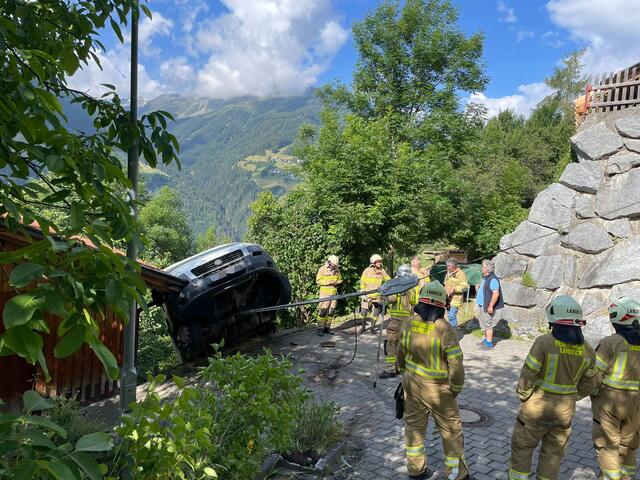 Am Dienstag in der Früh kam in Fließ ein geparkter Kleintransporter ins Rollen und stürzte über einen steilen Abhang ab. | Foto: Zoom.Tirol