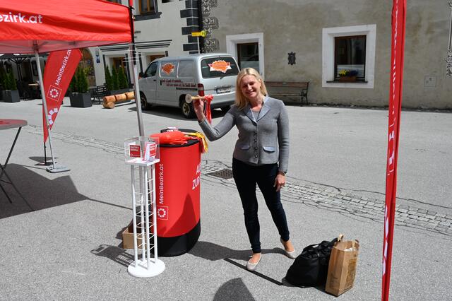 Petra Lüftenegger versucht auch ihr Glück beim Dart. | Foto: Peter Bolha