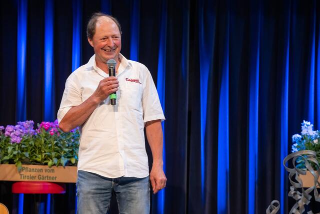 Begeisterte als Spontankomödiant und Entertainer -Mister GIGGUS - Stefan Notdurfter - gewiefter Schnapsbrenner aus Stanz, ein Unterländer Original aus dem Oberland. | Foto: Flo Stecher/Illusionsbanderolen