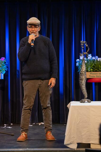 Prof. Norbert Pleifer, Hausherr und erster Übergeber vom WANDERPOKAL „Hoffnungsvolle Inspirationsquelle“ | Foto: Flo Stecher/Banderolenfest