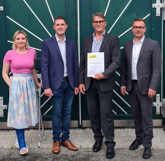 Landtagsabgeordnete Astrid Zehetmair, der neue Gemeindeparteiobmann Florian Schapfl, Ex-Obmann Rudolf Neumüller und Bürgermeister Mario Hermüller (v. l.). | Foto: OÖVP Pupping