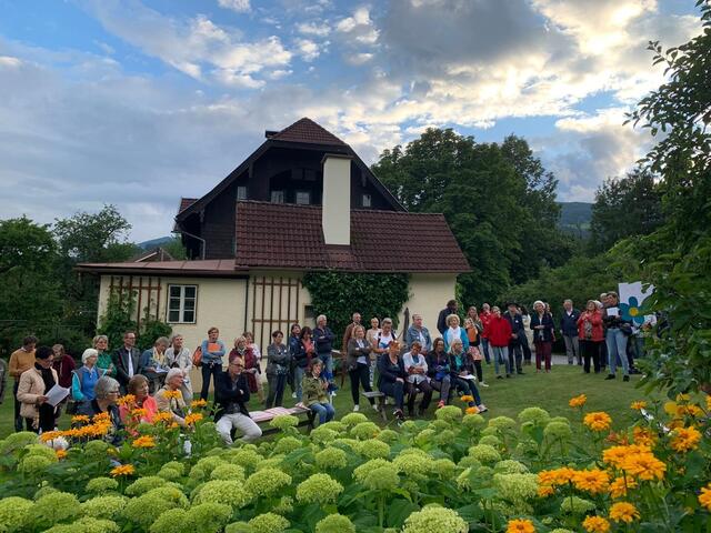 Die Bibliothek Gmünd durfte viele Gäste bei den Lesungen in den Privatgärten begrüßen. | Foto: Heidi Penker