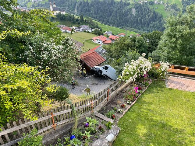 Am Dienstag in der Früh kam in Fließ ein geparkter Kleintransporter ins Rollen und stürzte über einen steilen Abhang ab. | Foto: Zoom.Tirol