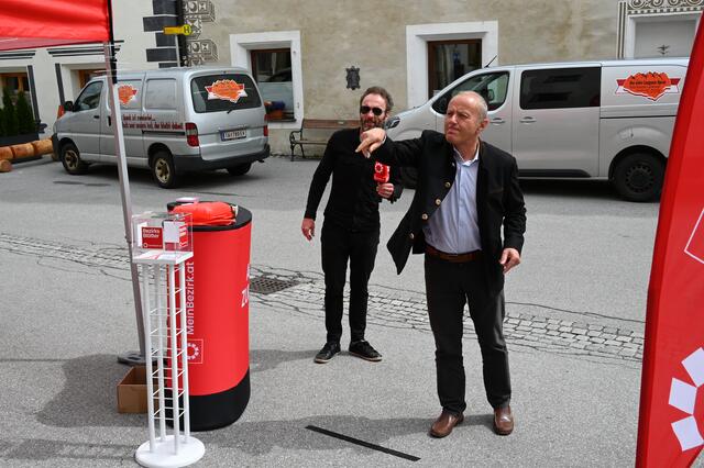 Bürgermeister Herbert Eßl beim Riesen-Dart-Schießen. | Foto: Peter Bolha