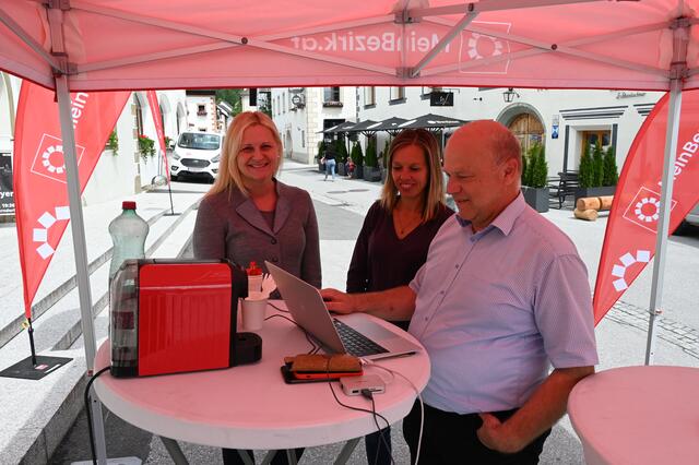 Petra Lüftenegger und Nicole Fuchsberger zu Besuch bei den RegionalMedien Salzburg - Geschäftsstelle Lungau (rechts im Bild: unser Kollege Hans Michael Jahnel, Geschäftsstellenleiter, Werbeberater). | Foto: Peter Bolha