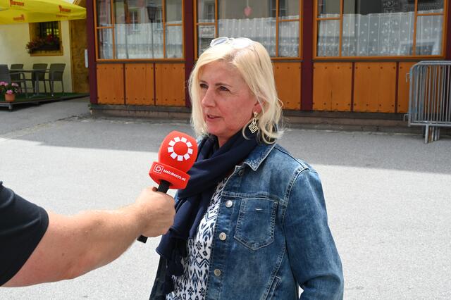 Die Burgvogtin der Burg Mauterndorf, Ingeborg Stolz, beim Interview. | Foto: Peter Bolha