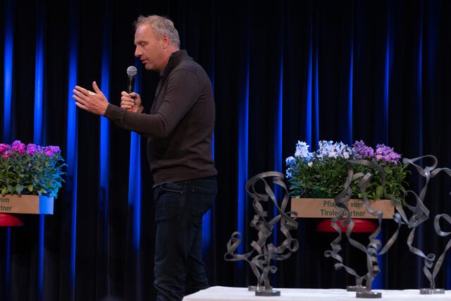 50jähriger FUSSBALLLEHRER - TOM SILBERBERGER auf den für ihn neuen Brettern, auf der TREIBHAUSbühne.  | Foto: Flo Stecher/Banderolenfest