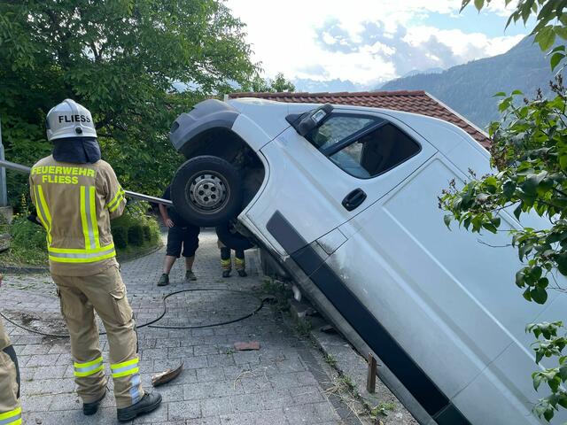 Am Dienstag in der Früh kam in Fließ ein geparkter Kleintransporter ins Rollen und stürzte über einen steilen Abhang ab. | Foto: Zoom.Tirol