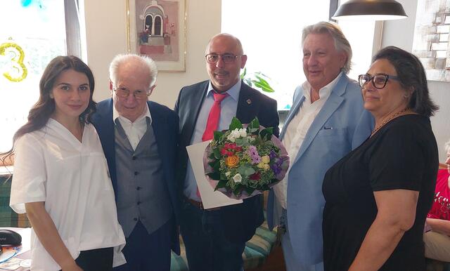 Otto Wiesner feierte im Kreise seiner Familie seinen 103. Geburtstag. Bezirkschef Peter Jagsch (SPÖ, mitte) gratulierte. | Foto: BV17