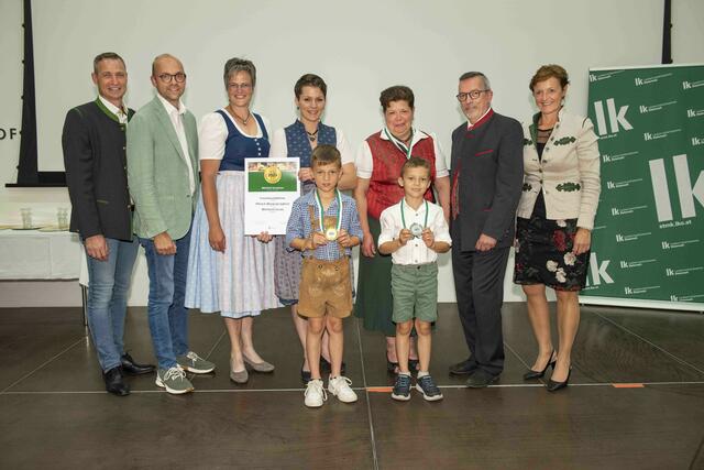 Familie Schautzer (Mitte) mit Vizepräsidentin Maria Pein, Verkostungsleiter Martin Rogenhofer, Landesbäuerin Viktoria Brandner, Christoph Zirngast (Kammerobmann Leibnitz) und Markus Hillebrand (Sprecher der steirischen Direktvermarkter) | Foto: LK Steiermark/Franz Suppan