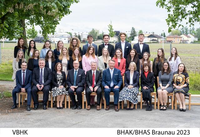 1. Reihe sitzend v.l.n.r.:
Paul Gradinger, Jürgen Übelsbacher, Doris Kappel, Reinhard Birkenmeyer, Josef Fischerleitner, Thomas Silberhumer, Andrea Kreil, Sylvia Schiffecker, Stefanie Pickhardt, Lydia Kehl-Weilguny
 
1. Reihe stehend v.l.n.r.:
Vanessa Sailer, Sarah Pointner, Tabea Weindrich, Viktoria Heise, Julia Seiwald, Caroline Strasser, Viktoria Leitl, Sophie Feichtenschlager, Lara Schmid, Jana Pichler, Celina Schaller, Julia Zisser
 
2. Reihe stehend v.l.n.r.:
Vivian Angsüßer, Julia Kücher, Katharina Bodingbauer, Barbara Habel, Jana Donner, Kilian Scherfler, Simon Reichinger, David Rosenstatter, Michael Aigner
 
nicht auf dem Foto:
Elena Gruber, Sina Hatheuer | Foto: HAK/HAS Braunau