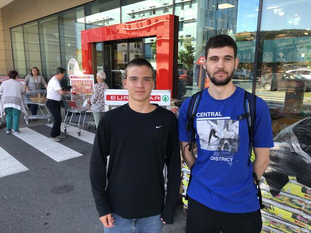 Jugendliche aus der Ukraine waren bei der Sammelaktion eine große Hilfe. | Foto: zVg