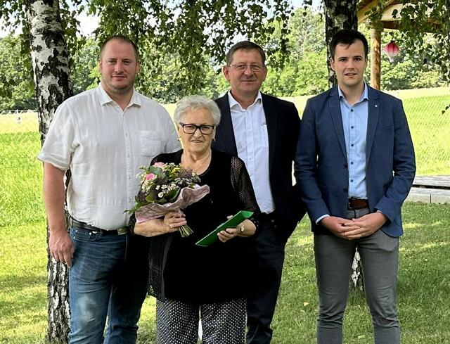  Am Foto von links:
Ortsvorsteher Sascha Fritz, Anna Zlatarits, Bürgermeister Anton Szmolyan und Vize-Bürgermeister Nico Ott | Foto: Gemeindeamt Weiden bei Rechnitz