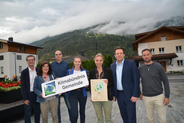 GF Andrä Stigger vom Klimabündnis, Klimaschutzbeauftragte Claudia Melmer und ihr Stellvertreter Kurt Weiß, Ausschussobmann-Stv. Magdalena Eiter, Bürgermeisterin Michaela Ofner, LR Renè Zumtobel und Ausschuss-Obmann Thomas Praxmarer.