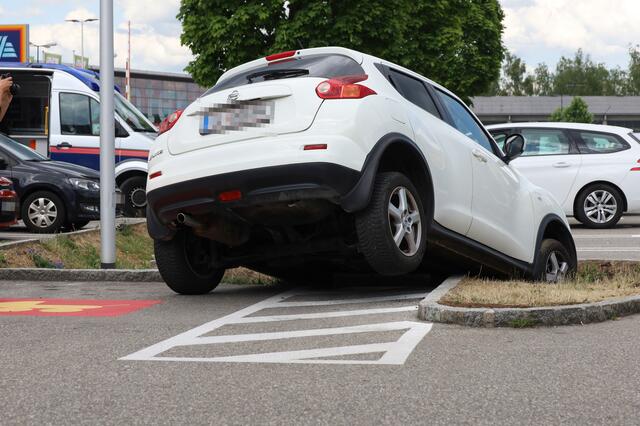 Die Bordsteinkante dürfte für den weißen SUV der Marke Nissan wohl zu tief gelegen haben. | Foto: laumat.at