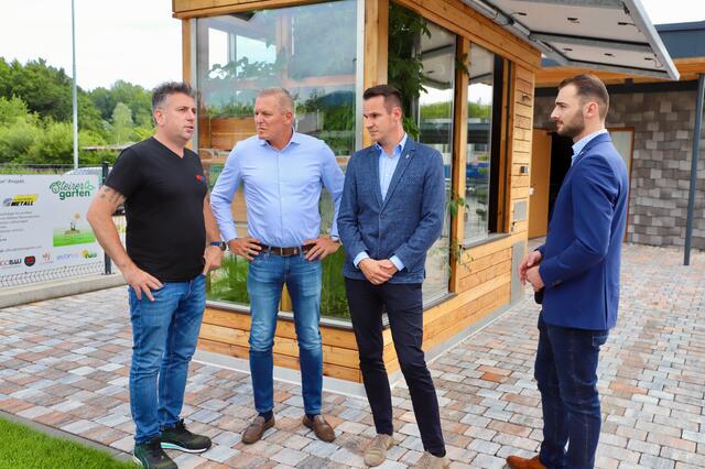 ERST-Chef Willi Steiner im Gespräch mit FPÖ-Landesparteiobmann Mario Kunasek, Stefan Hermann und Luca Geistler (v.l.). | Foto: Alfred Mayer