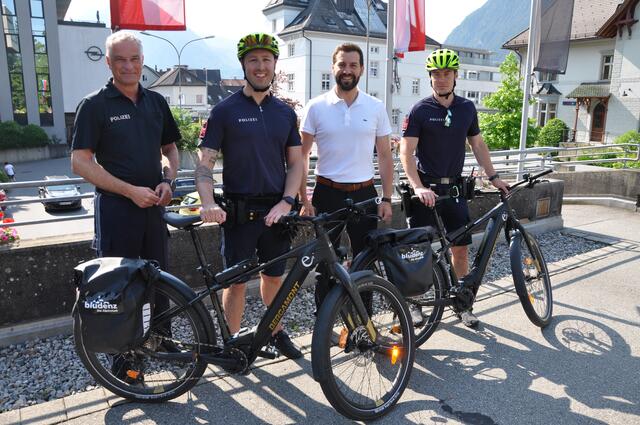 Mario Leiter (li.) und Bürgermeister Simon Tschann (2. v. r.) mit zwei Fahrradpolizisten | Foto:  Stadt Bludenz