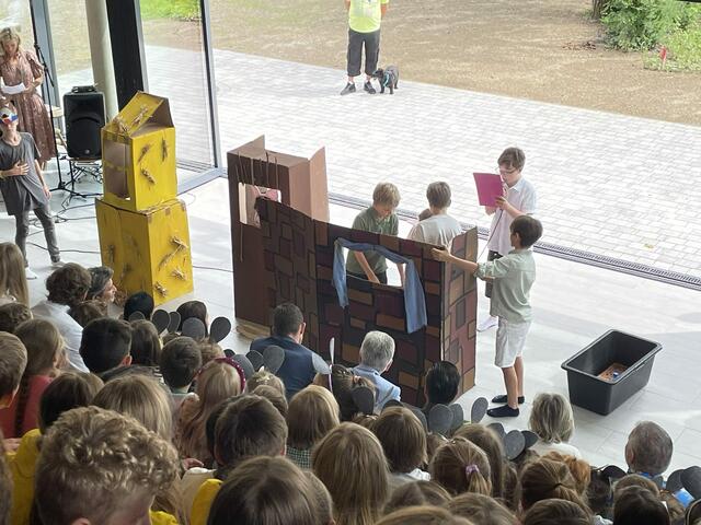 Die drei kleinen Schweinchen, ein Sketch, dargeboten in englisch. 