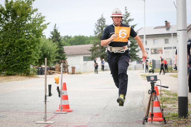 Bei dem Jugendfeuerwehr-Leistungsbewerb in Edt wurden in Summe 228 Abzeichnen in zufriedene, stolze Kinderhände übergeben. | Foto: O. Deutsch, BFKDO