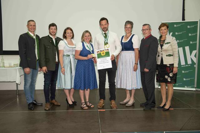 Gleich vier Goldene gab es für Sandra und Erhard Konrad aus Töllinggraben bei St. Peter-Freienstein (Mitte). Es gratulieren Vizepräsidentin Maria Pein, Verkostungsleiter Martin Rogenhofer, Landesbäuerin Viktoria Brandner, Bezirksbäuerin Johanna Hafellner, Richard Judmaier (Kammerobmann-Stellvertreter) und Markus Hillebrand (Sprecher der steirischen Direktvermarkter) (v.r.) | Foto: LK Steiermark/Franz Suppan