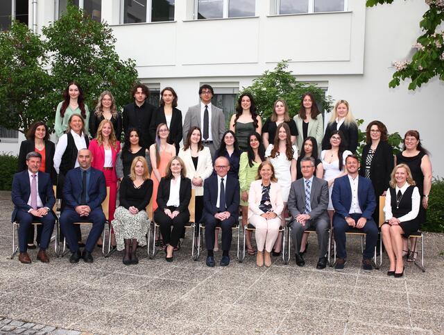 1. Reihe (sitzend v. l.): Thomas Wolf, Oliver Bachleitner, Melanie Linöcker, Iris Plasser, Sebastian Plank, Helga Denkmayr, Thomas Pumberger, Stefan Stockhammer, Renata Leitner
2. Reihe (stehend v. l.): Sandra Steinbock, Gerlinde Mayer, Elena Langgartner, Manizheh Hosseini, Alizee Hudasch, Chiara Armillotta, Angelina Baumgartner, Arpine Ghukasjan, Emma Dufter, Franka Schöberl, Valentina Ramadani, Sigrid Kölblinger-Folker, Edith Swoboda
3. Reihe (stehend v. l.): Madlen Russinger, Emma Pay, Simon Simböck, Anna Maier, Minervo Makin, Zehra Akgün, Sina Rosenhamer, Magdalena Manglberger, Jennifer Schmid | Foto: GYM Braunau