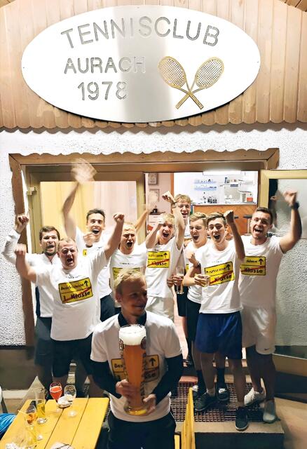 Die Herrenmannschaft 1 des TC Raika Aurach feiert den Meistertitel in der 1. Klasse Süd und den Aufstieg in die Bezirksliga.  | Foto: TC Raika Aurach