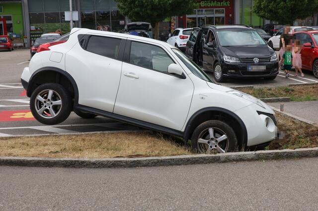 Die Bordsteinkante dürfte für den weißen SUV der Marke Nissan wohl zu tief gelegen haben. | Foto: laumat.at