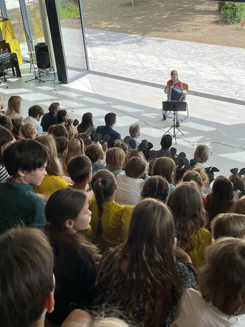 Ein fantastisches Solo wurde von einer Viertklässlerin auf dem Akkordeon geboten. 