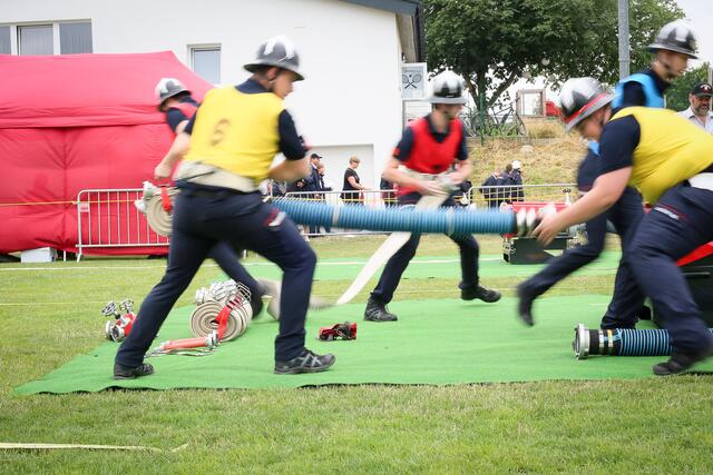 Bei dem Jugendfeuerwehr-Leistungsbewerb in Edt wurden in Summe 228 Abzeichnen in zufriedene, stolze Kinderhände übergeben. | Foto: O. Deutsch, BFKDO