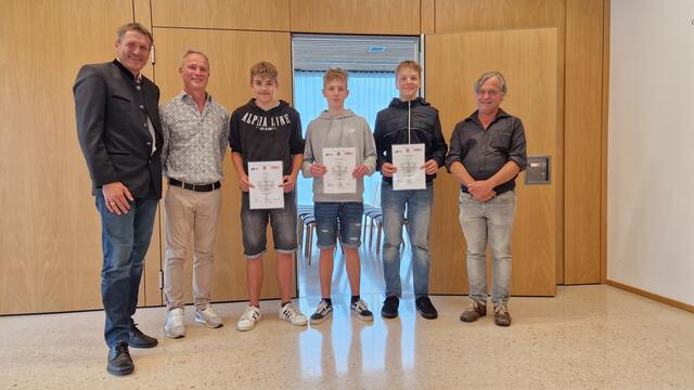 Als Belohnung wurde den Jugendlichen im Anschluss für ihre tollen Leistungen eine Urkunde überreicht. | Foto: Ralph Schimana