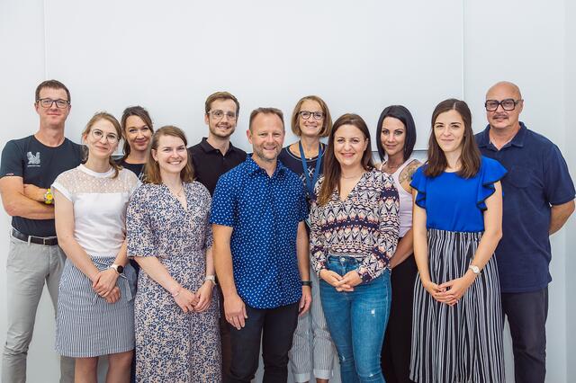 Gerd Müller (Mitte) gemeinsam mit seinen Lebensretterinnen und Lebensrettern sowie dem Organisationsteam des Woche E-Businessmarathons.  | Foto: Brand Images