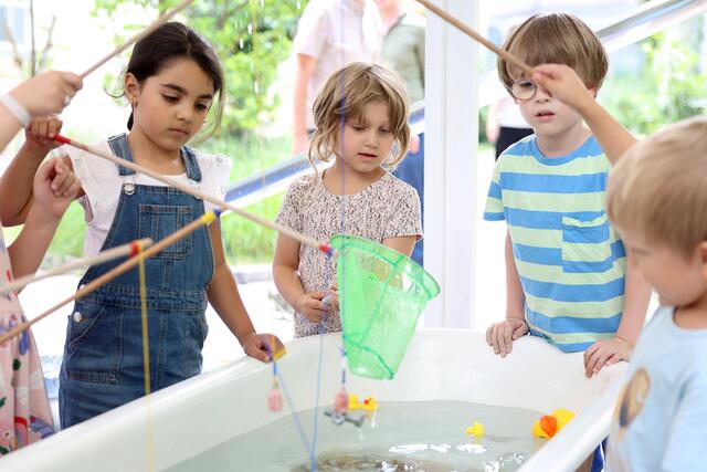 Dieses Jahr feiert man das Jubiläum des Wiener Wassers. Und das auch im Zoom Kindermuseum. Hier können sich kleinen Entdecker bei allerlei Wasserspielen austoben. | Foto: PID/VOTAVA