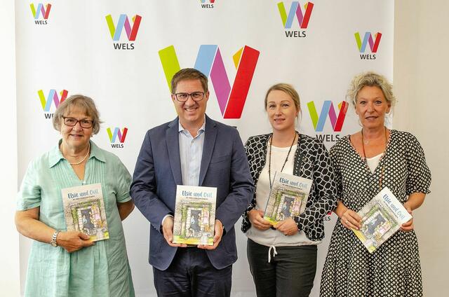 Vom Bürgermeister gibt's für jedes vorgezeigte Volksschulzeugnis ein Buch und ein Kugerl Eis geschenkt. | Foto: Stadt Wels