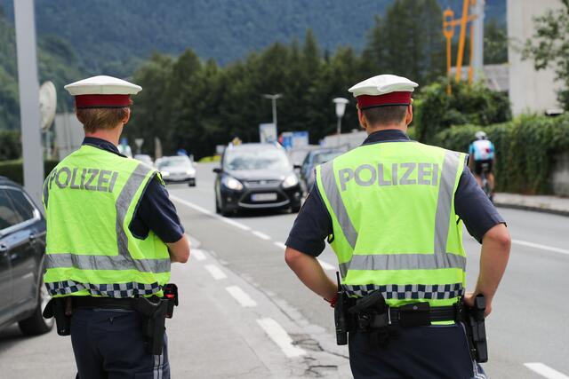 Neben der Polizei sind 25 bis 30 Personen im Sicherheitsdienst des Landes eingesetzt sowie rund zehn Staumanager der Asfinag. | Foto: Franz Neumayr