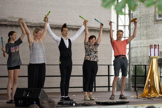Umjubelte internationale Erzählkunst, auch gepaart mit jeder Menge Musik, am Frauenplatz von Bad Radkersburg.  | Foto: Klara Tischler