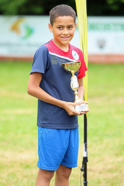 Malik Barrett freut sich über seine Pokale | Foto: Wiener Stadtadler