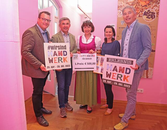 2. Vizebürgermeister Marcus Gordisch, 1. Vizebürgermeister LAbg. Franz Fartek, Klassenvorstand Christine Bacher, Stadtamtsdirektorin Carina Kreiner, Bürgermeister Johann Winkelmaier (v.l.). | Foto: Stadtgemeinde Fehring