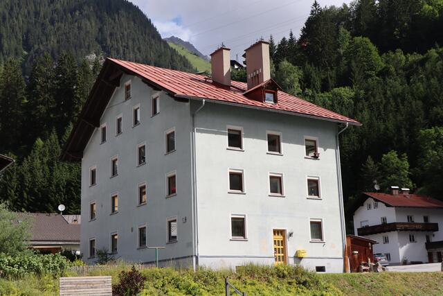 Doktorhaus: Das geplante Neubauprojekt samt einem Nahversorger liegt derzeit auf Eis. | Foto: Othmar Kolp