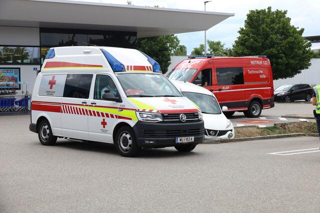 Die Bordsteinkante dürfte für den weißen SUV der Marke Nissan wohl zu tief gelegen haben. | Foto: laumat.at