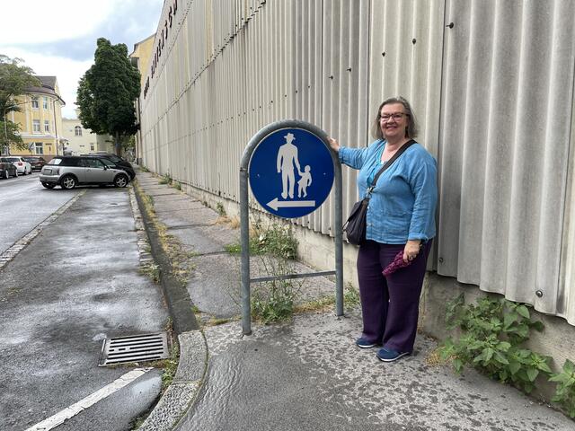 Elke Schlitz bedauert, dass es hier für Fußgänger nicht mehr weitergeht. Sie setzt ihre Hoffnung in den "Masterplan Gehen". | Foto: Lisa Kammann