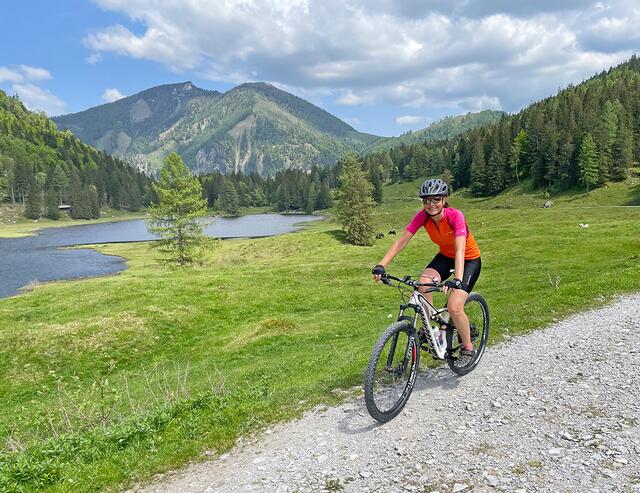 Eine wunderschöne Mountainbike-Tour im Tennengau führt zum idyllischen Seewaldsee in St. Koloman.  | Foto: Theresa Kaserer-Peuker
