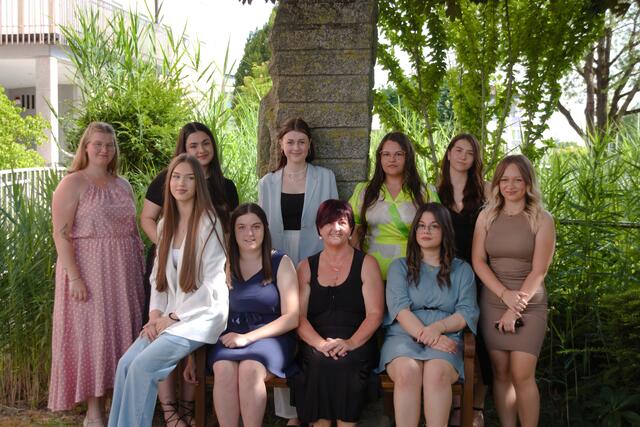 Vorne: Kuhn Celine, Lettner Hanna, OSR FOL Dipl.-Päd. Eva-Maria Sonnleithner, Caliskan Ayca, Mayr Lena
Hinten: Kirsenhofer Lena, Ersöz Dilan, Mayrhofer Magdalena, Slaveti Raluca, Cernea Alicia. | Foto: HLW Perg